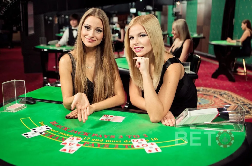 Dealer memandu permainan kartu di ruang kasino live